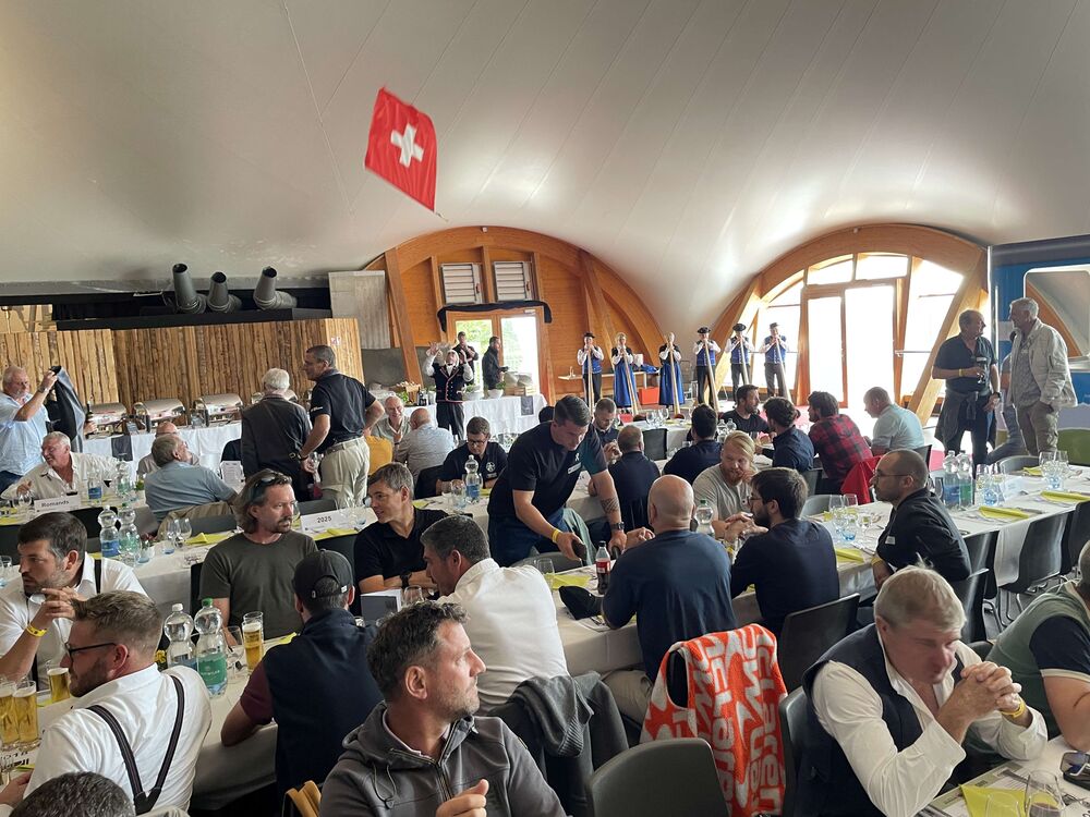 Alphornbläser-Gruppe mit Fahnenschwinger. (Foto: Peter Warthmann)